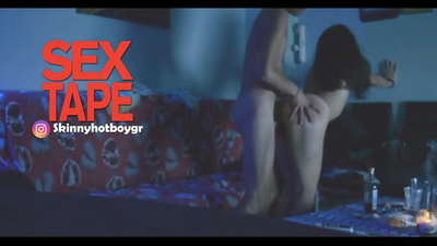 Süßes Schulmädchen mit ihrem Freund